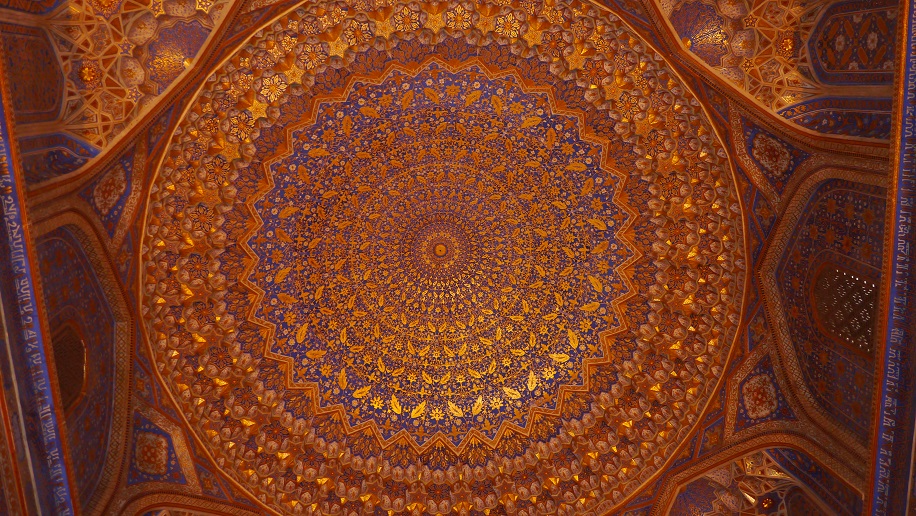 霧野萬地郎撮影：神学校の礼拝所と、その天井の金箔細工