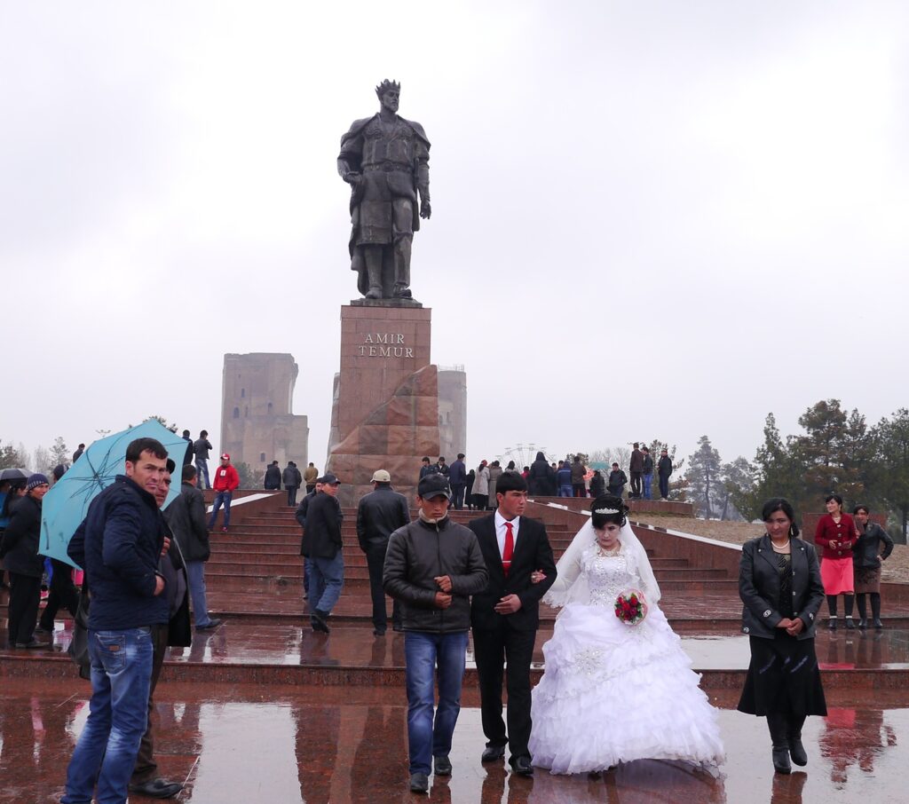 霧野萬地郎撮影：ウズベキスタン：チムール像を訪れる新婚さん