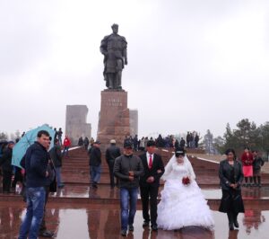 霧野萬地郎撮影：ウズベキスタン：チムール像を訪れる新婚さん