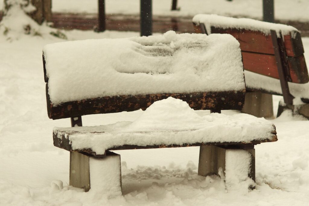 富山ゆたか撮影：雪の日の椅子